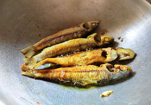 How to prepare Bengali Fish Curry Recipe, Charapona Jhol - FoodBreeze