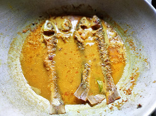 How to prepare Bengali Fish Curry Recipe, Charapona Jhol - FoodBreeze